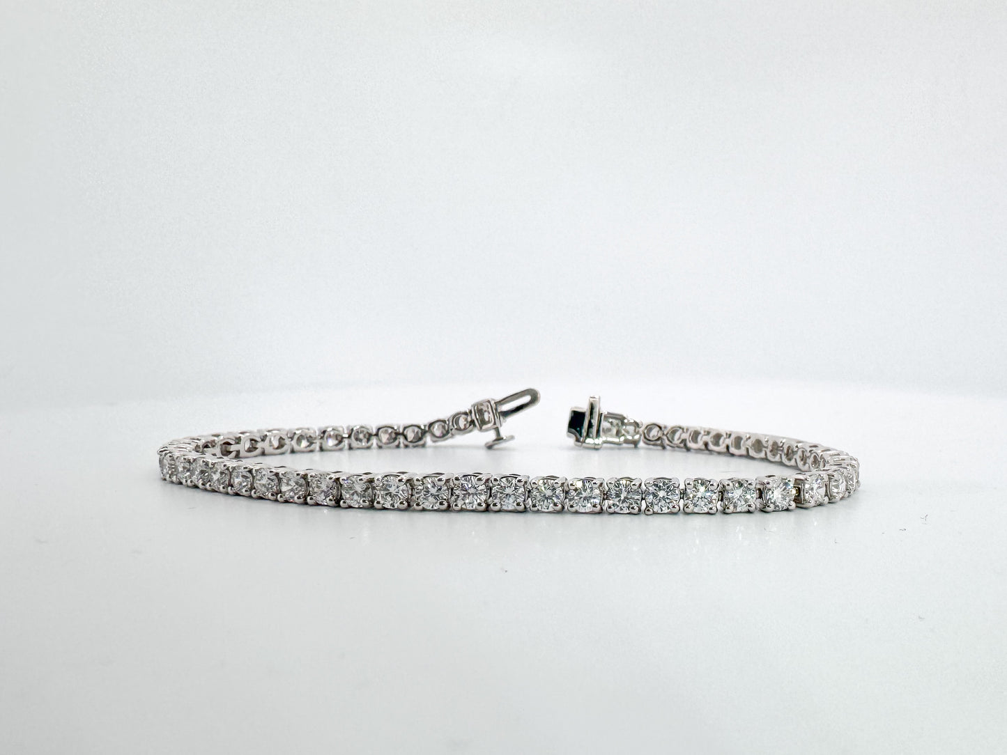 14k, White gold, 5.00 carat, lab diamond tennis bracelet. VS1/VS2 E-F