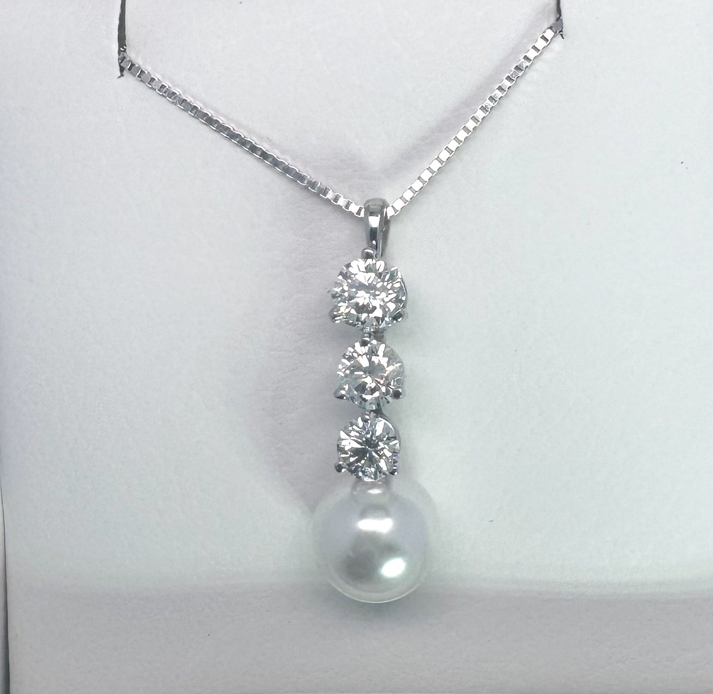 14kw 1.18 total diamond weight set with a 9.0mm fresh water pearl