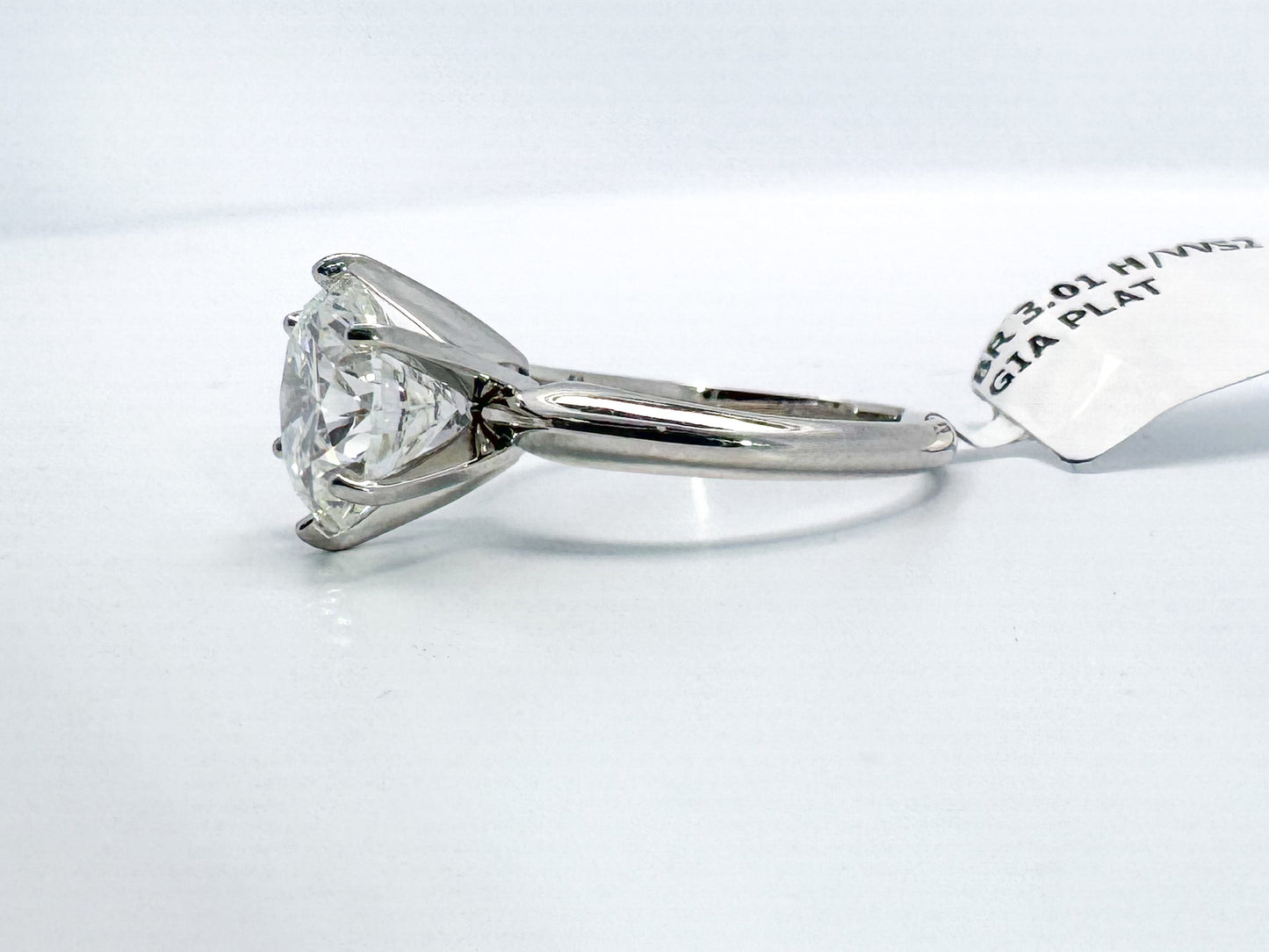 3.01 VVS2 H Ideal cut, Natural round brilliant diamond set in Platinum. GIA certfified