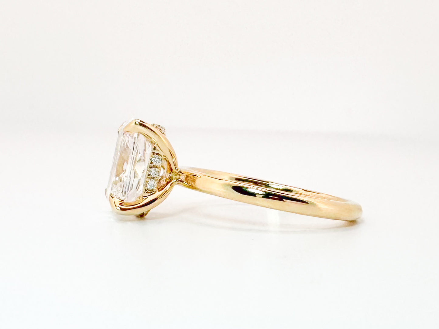14k, Yellow gold, 3.07 carat  Elongated cushion cut, VS1 E lab grown engagement ring. IGI certified