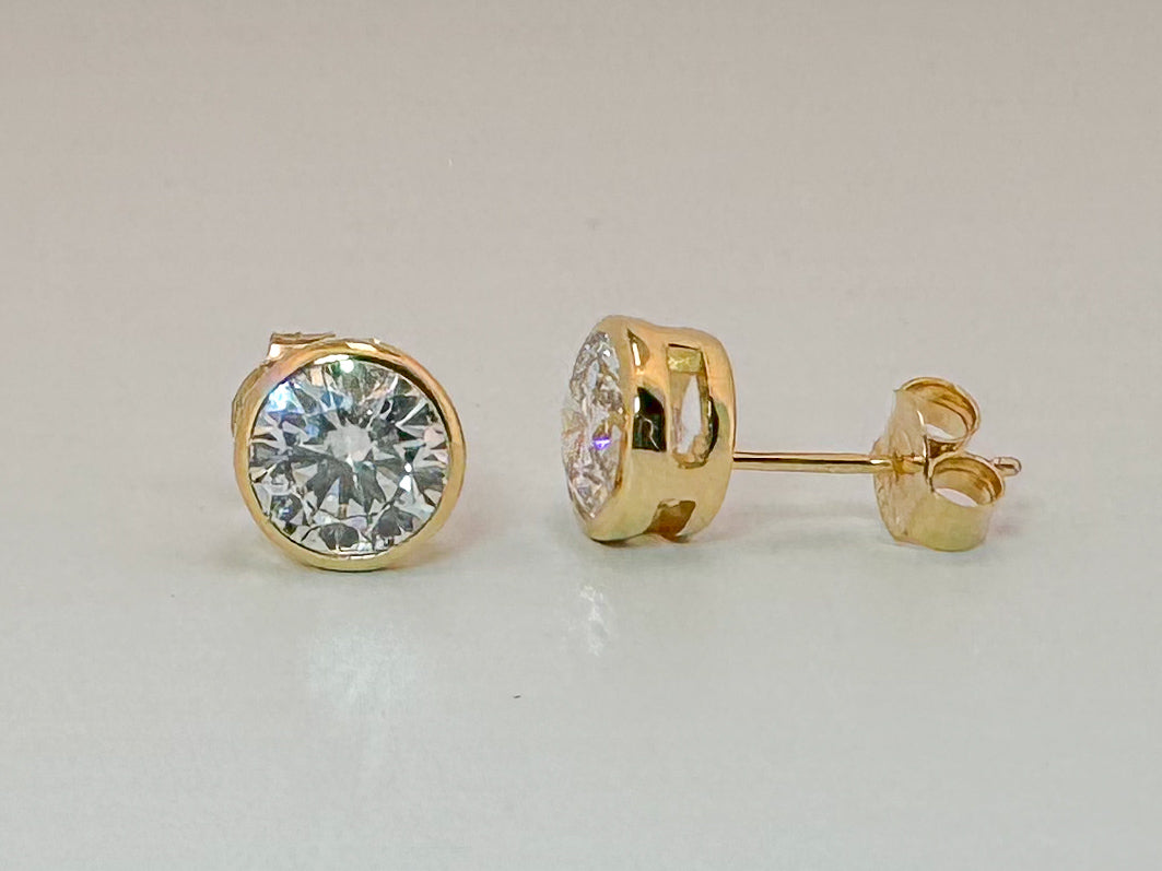 14k, yellow gold 2.37 carat total weight, Lab grown, Ideal diamond stud earrings VS2 E. IGI certified
