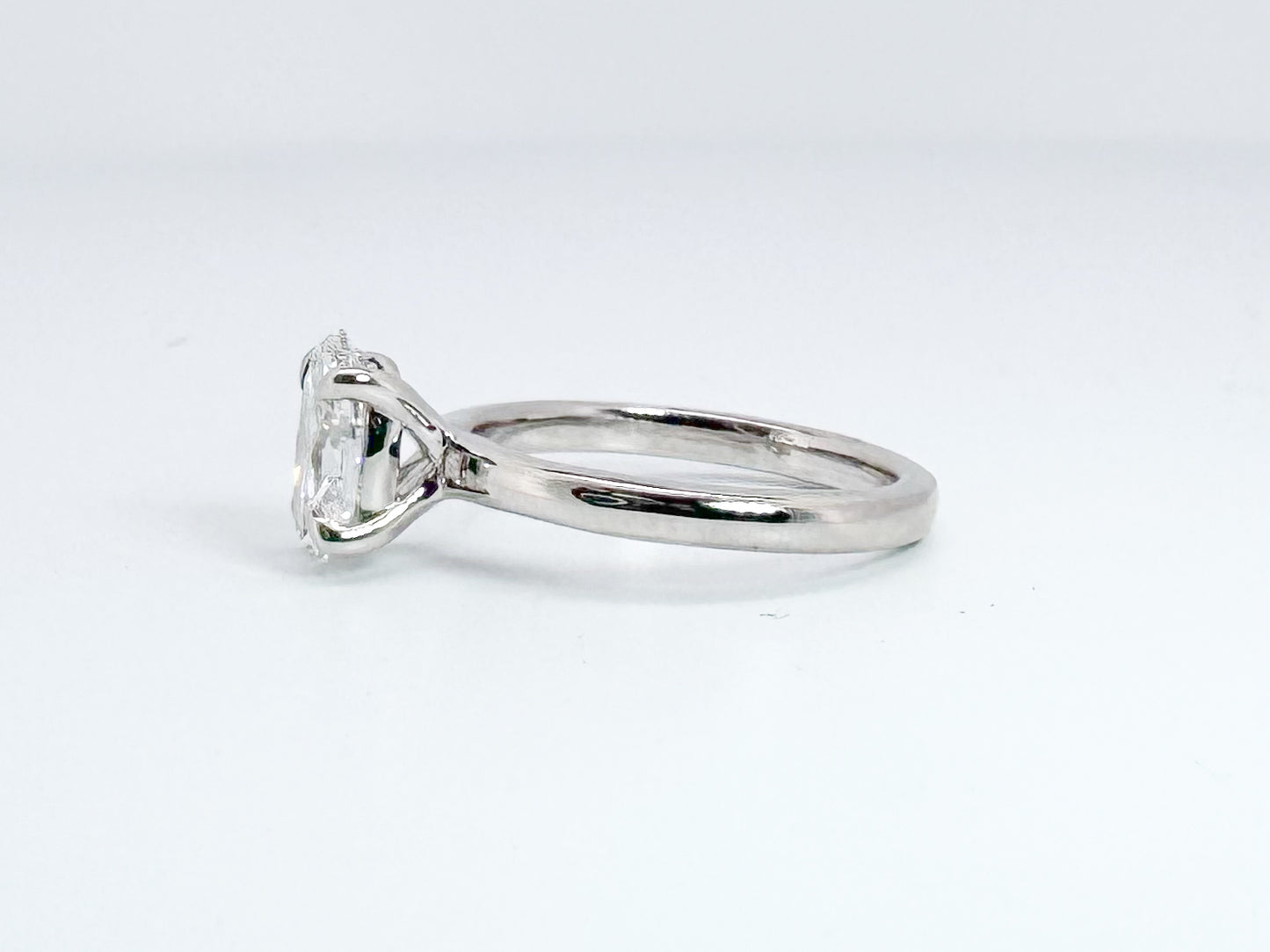 14kw 1.50 E VS1 Lab grown oval diamond engagement ring. IGI certified