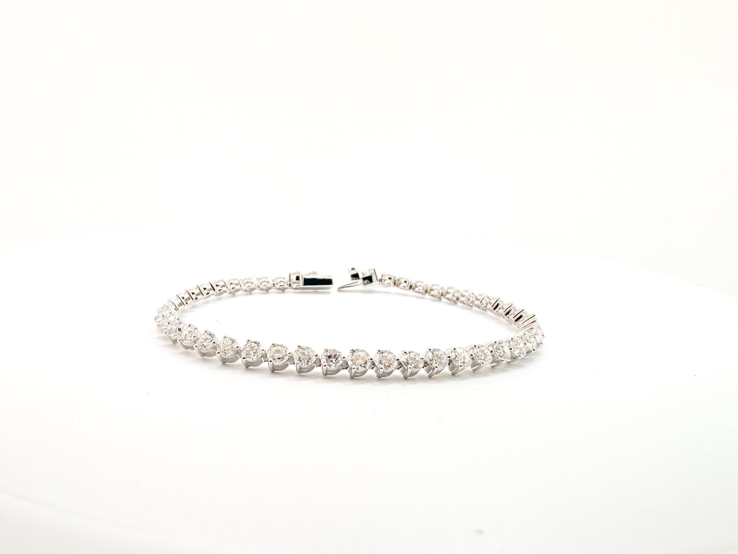 14k, White gold, 6.90 carat total weight, lab grown diamond tennis bracelet.