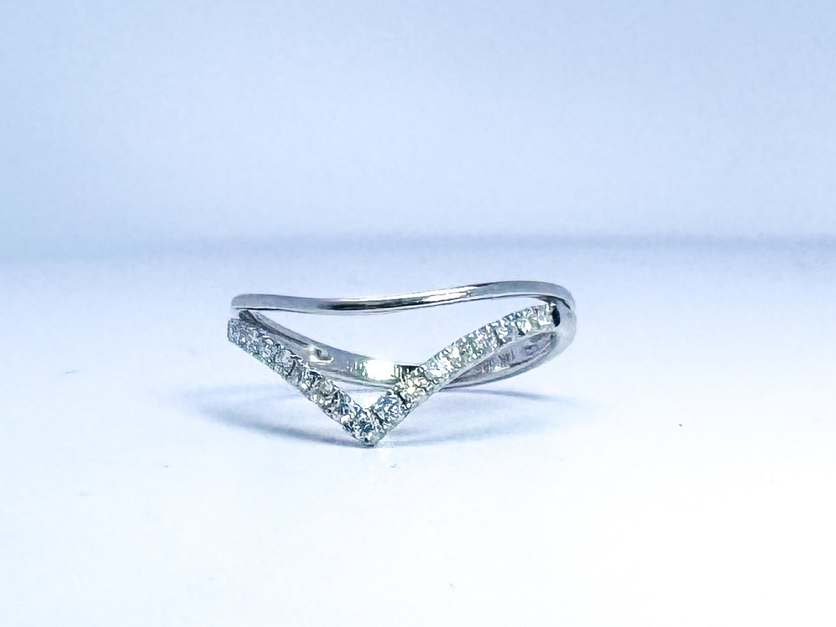 14kw .19 dtw diamond "V" band.