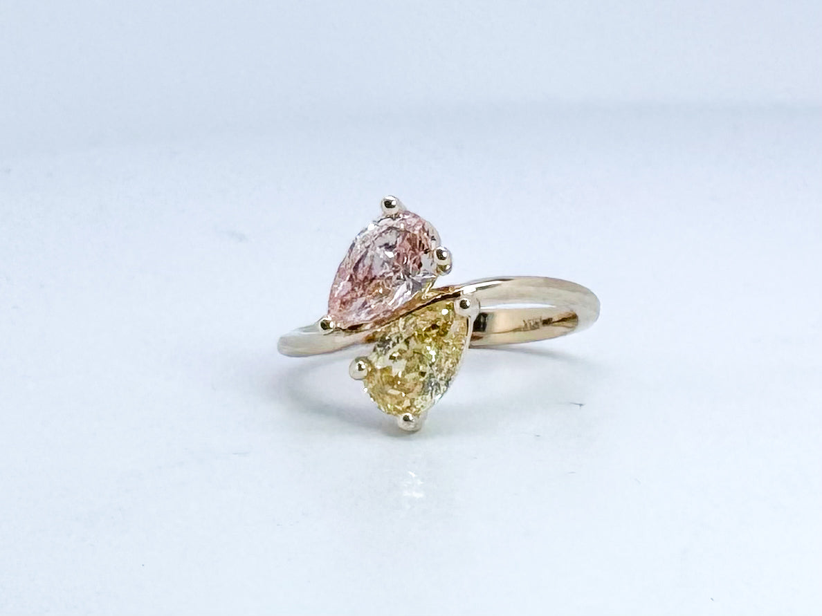 14k, yellow gold Fancy vivid pink and Fancy vivid yellow lab grown diamond ring. IGI certified