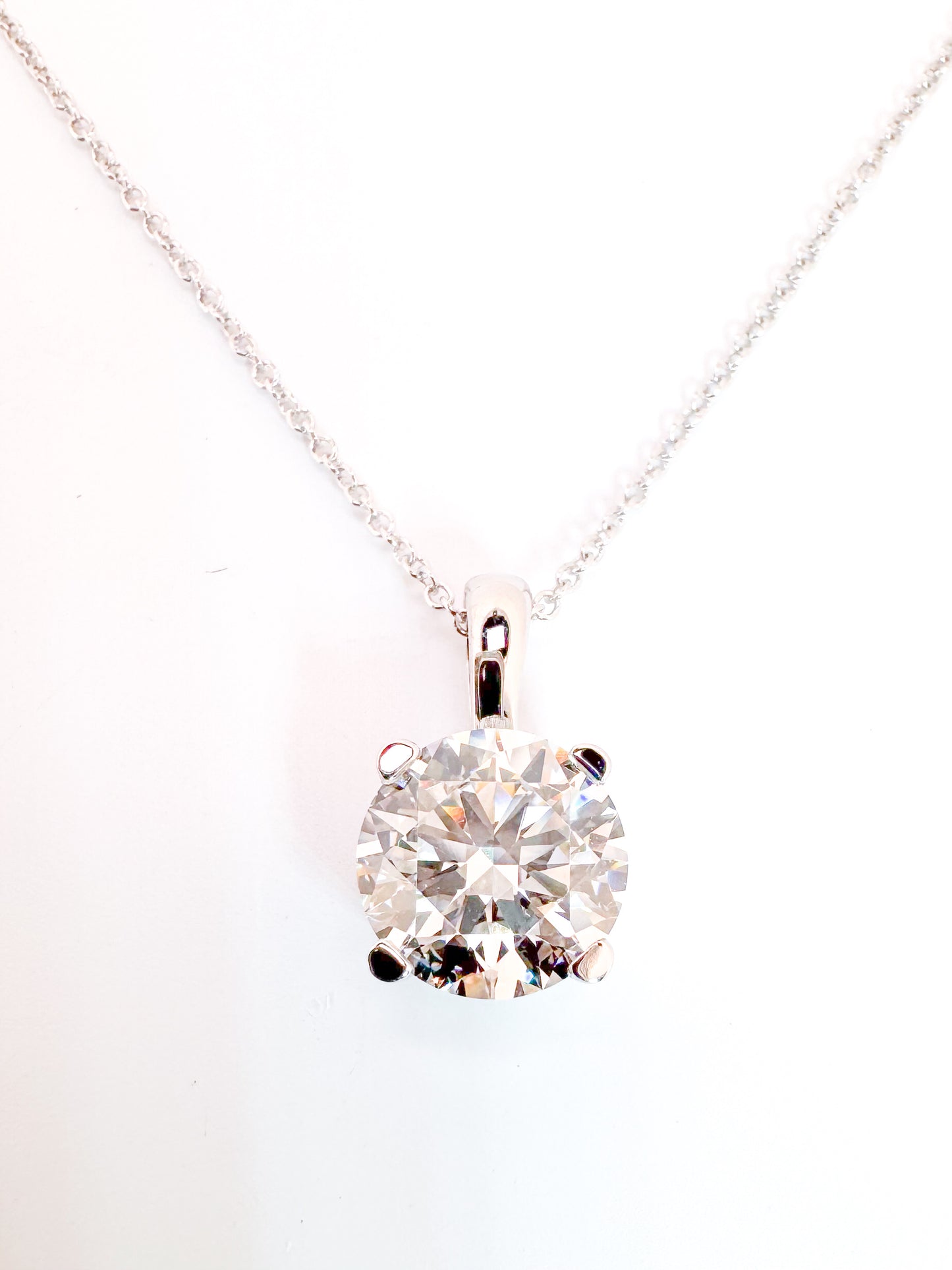 14K, whtie gold 3.10 carat lab grown round brilliant solitaire pendant. VS1 G