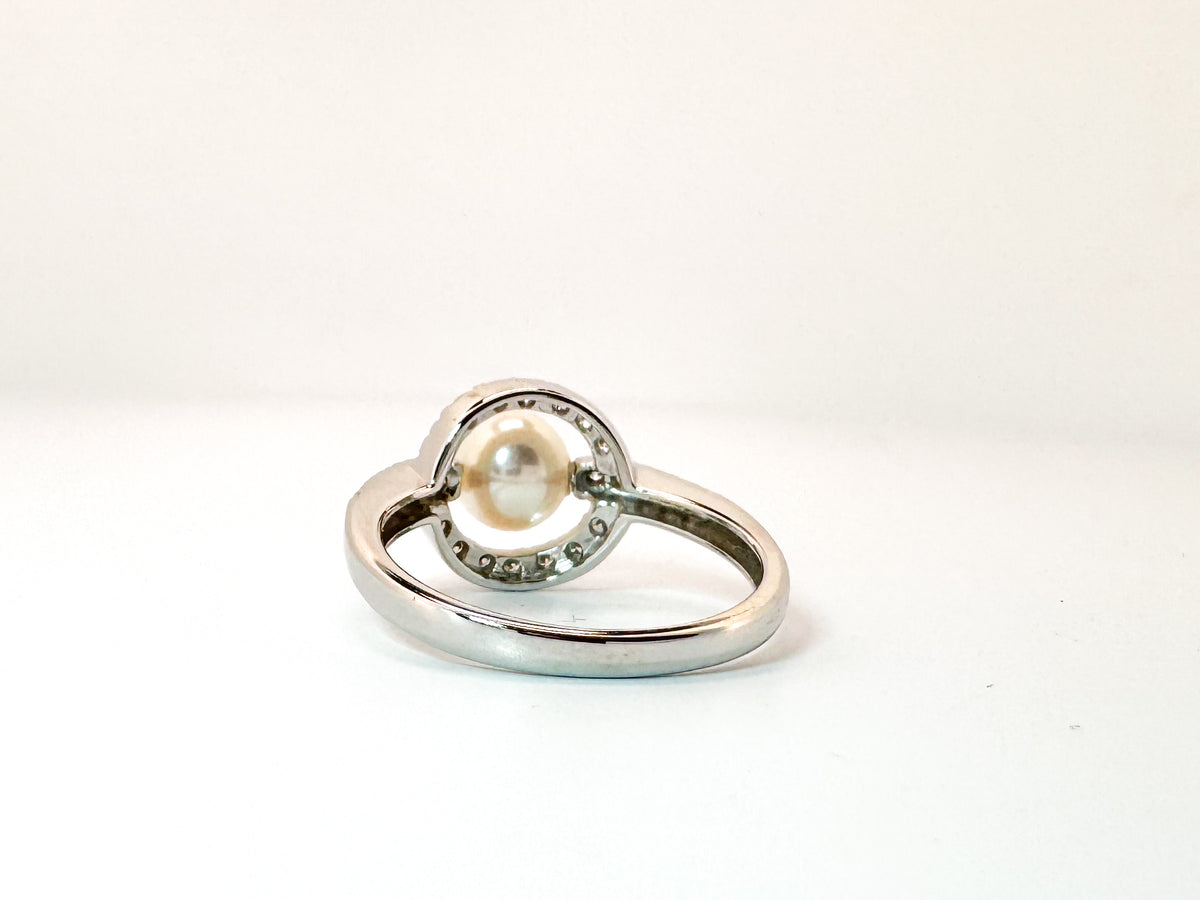 18K, White gold, pearl and diiamond fashion ring.