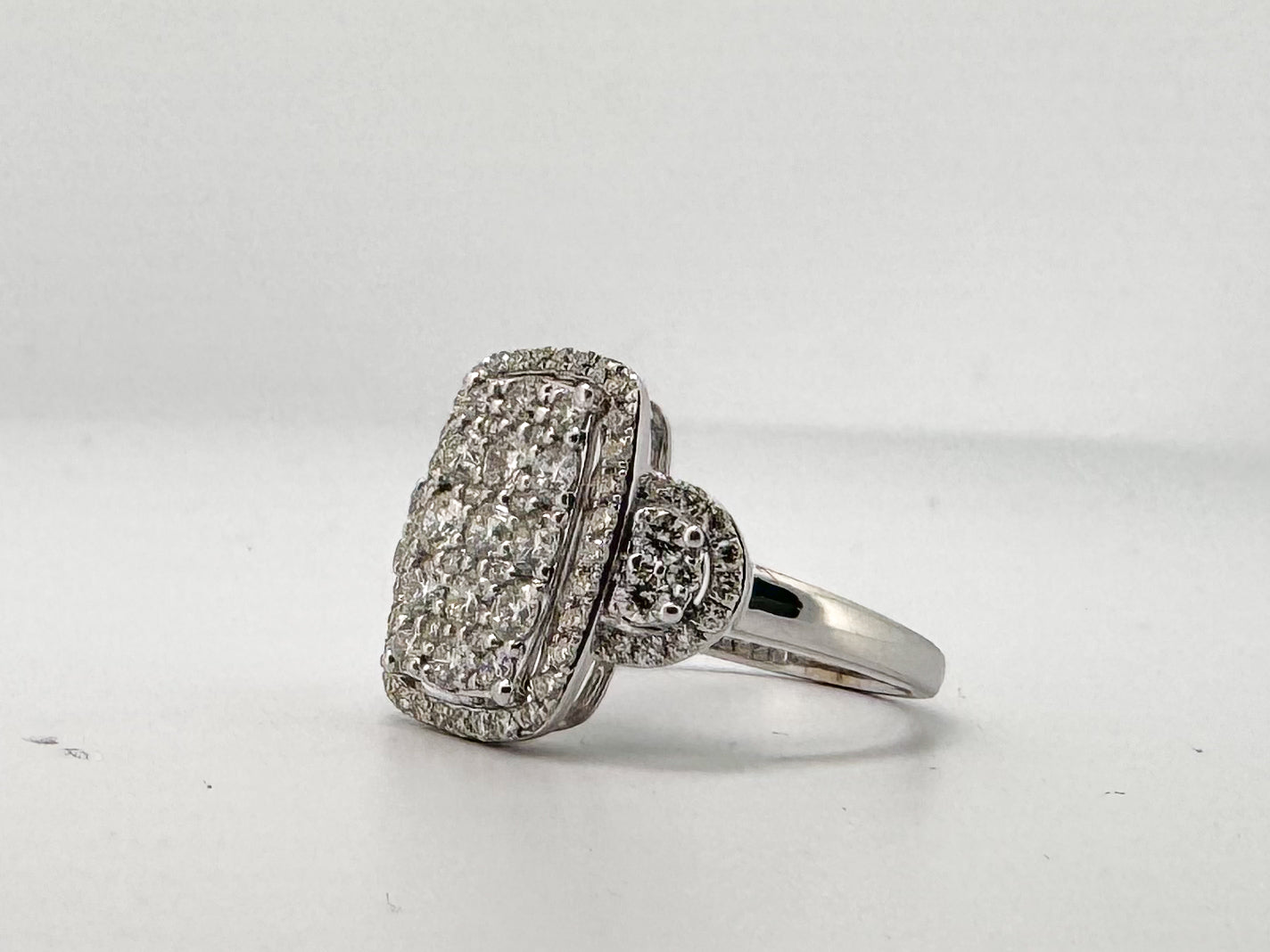 14kw, 1.25 carat total weight, multi diamond fashion ring. Natural diamond