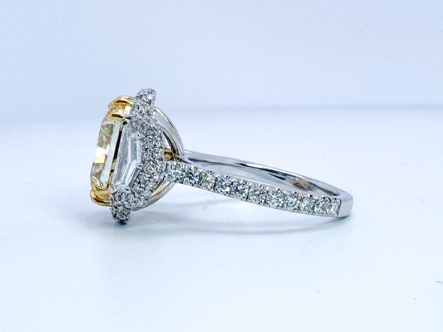 5.02 Natural fancy light yellow center stone GIA certified 1.94 side diamonds VS1 F, set in 18kw&22ky