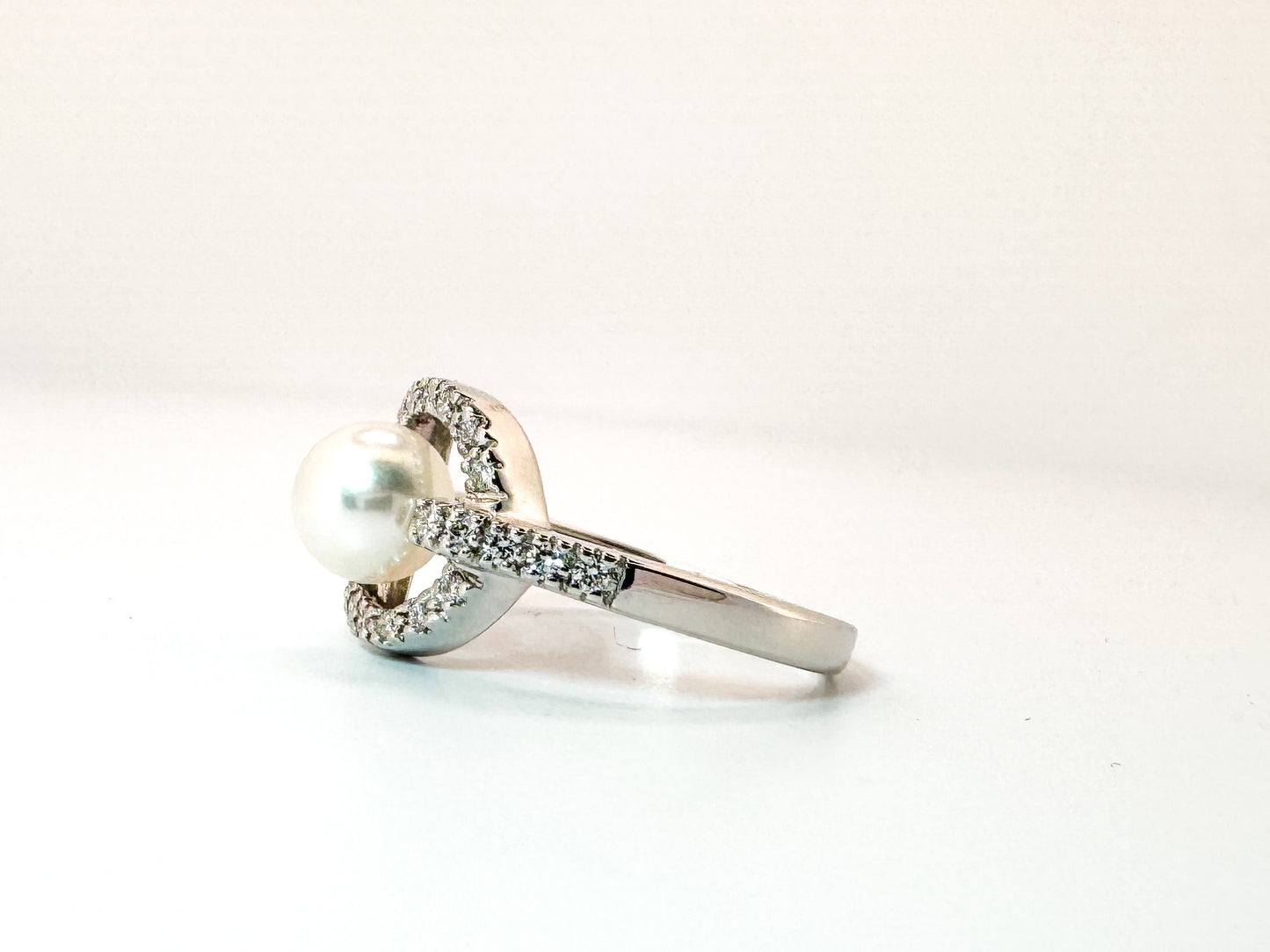 18K, White gold, pearl and diiamond fashion ring.