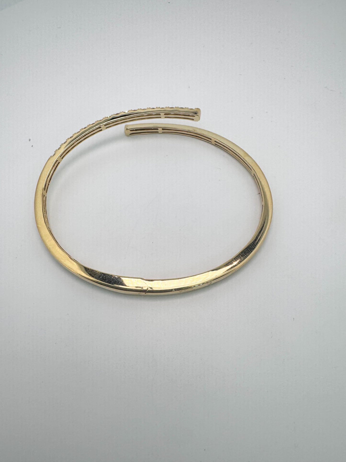 14K, Yellow gold, hidge, diamond bangle bracelet. 2.50 carat total weight. Natural diamond