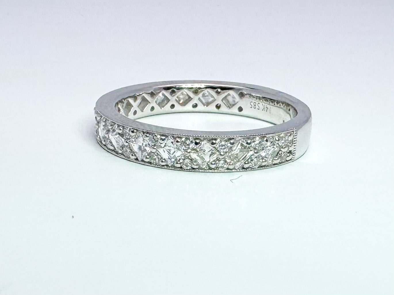 14kw French cut diamond and round brilliant diamond band