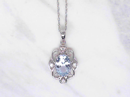 Aqumarine pendant with filligree halo