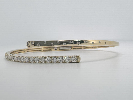 14K, Yellow gold, hidge, diamond bangle bracelet. 2.50 carat total weight. Natural diamond