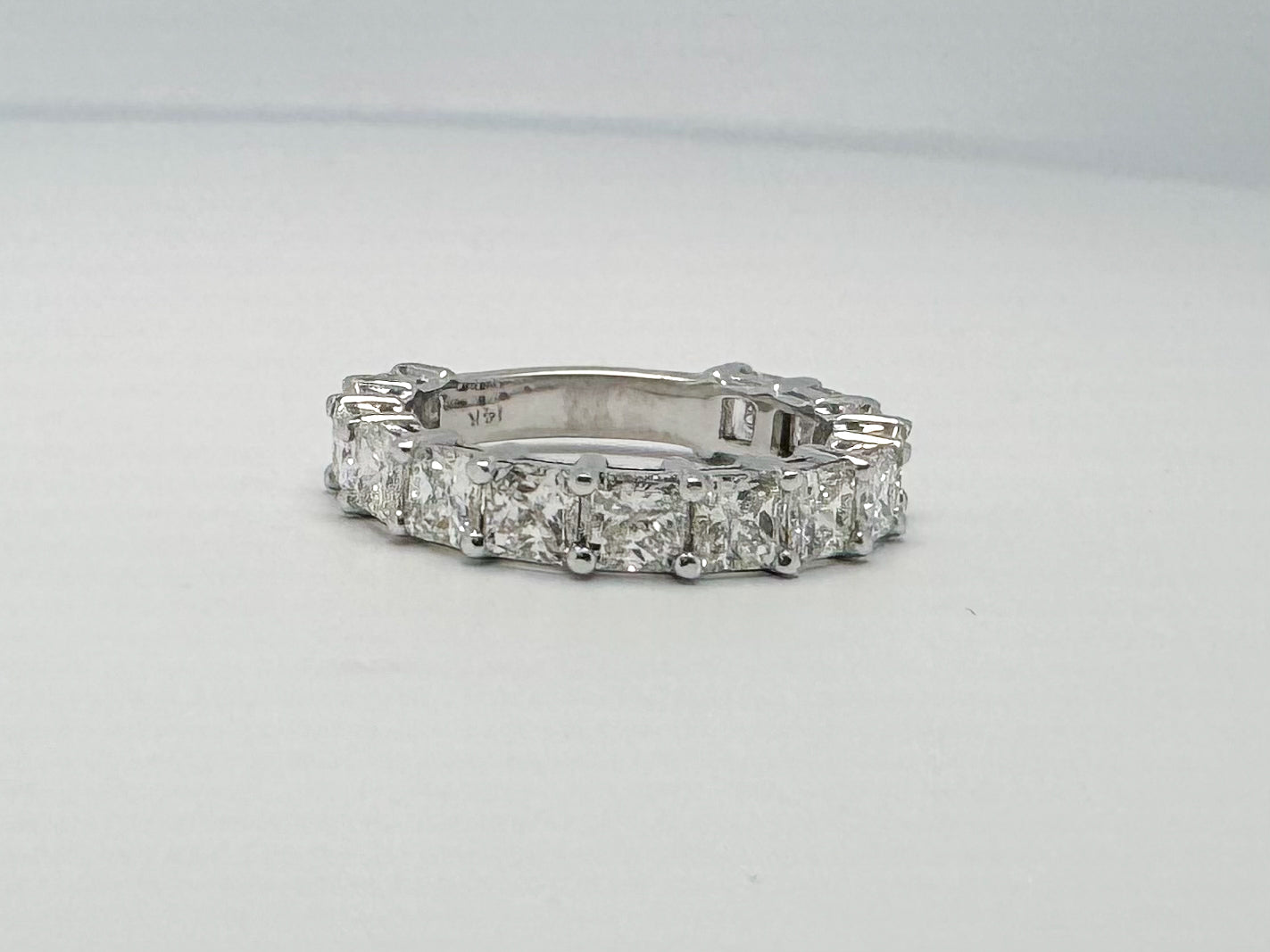 14kw 3.60 VVS1/VVS2 G-H radiant cut natural diamond band