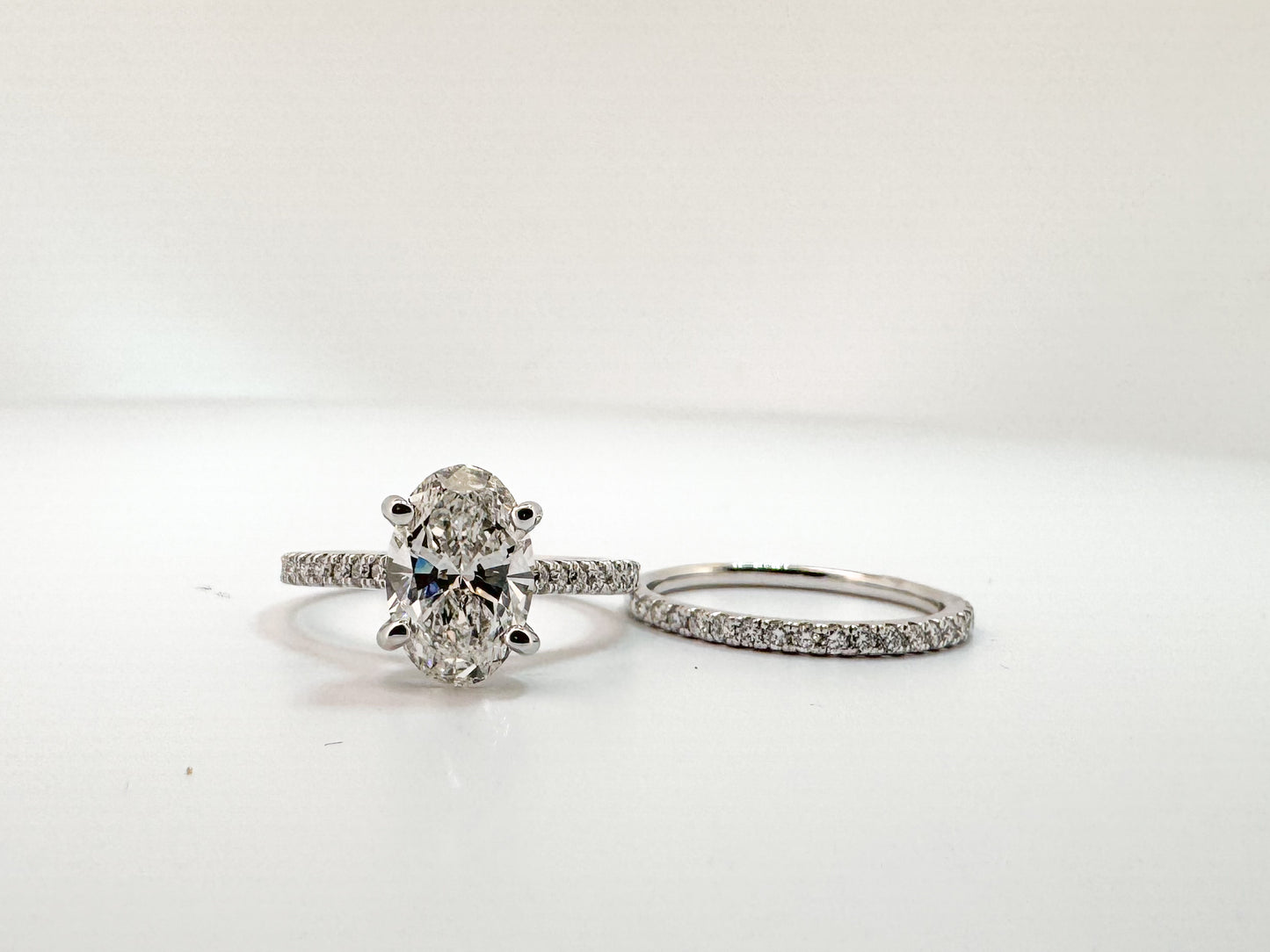 14K, White gold 2.08 VS2 E Lab grown oval set with .44 carats of side diamonds IGI certified