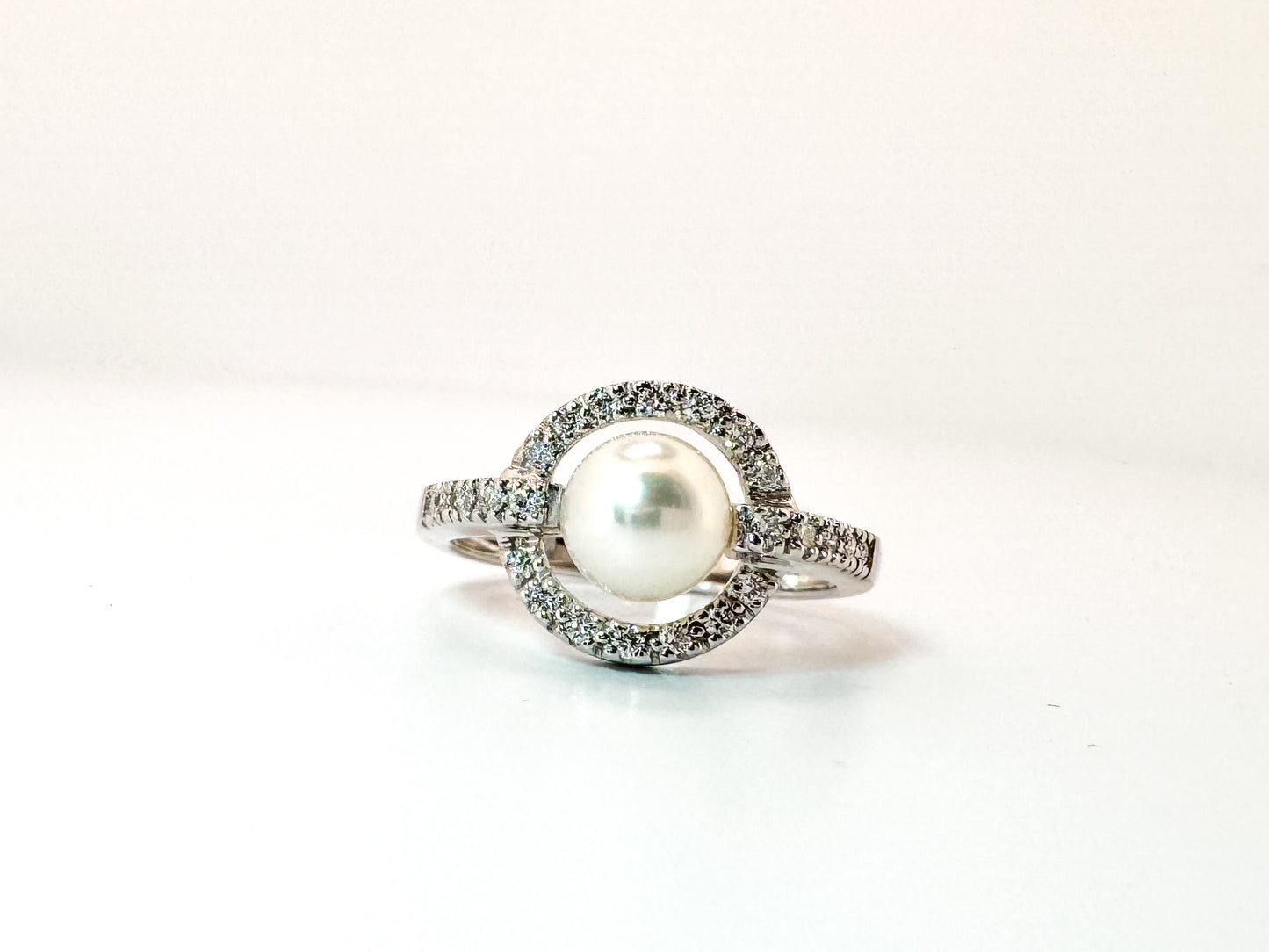 18K, White gold, pearl and diiamond fashion ring.