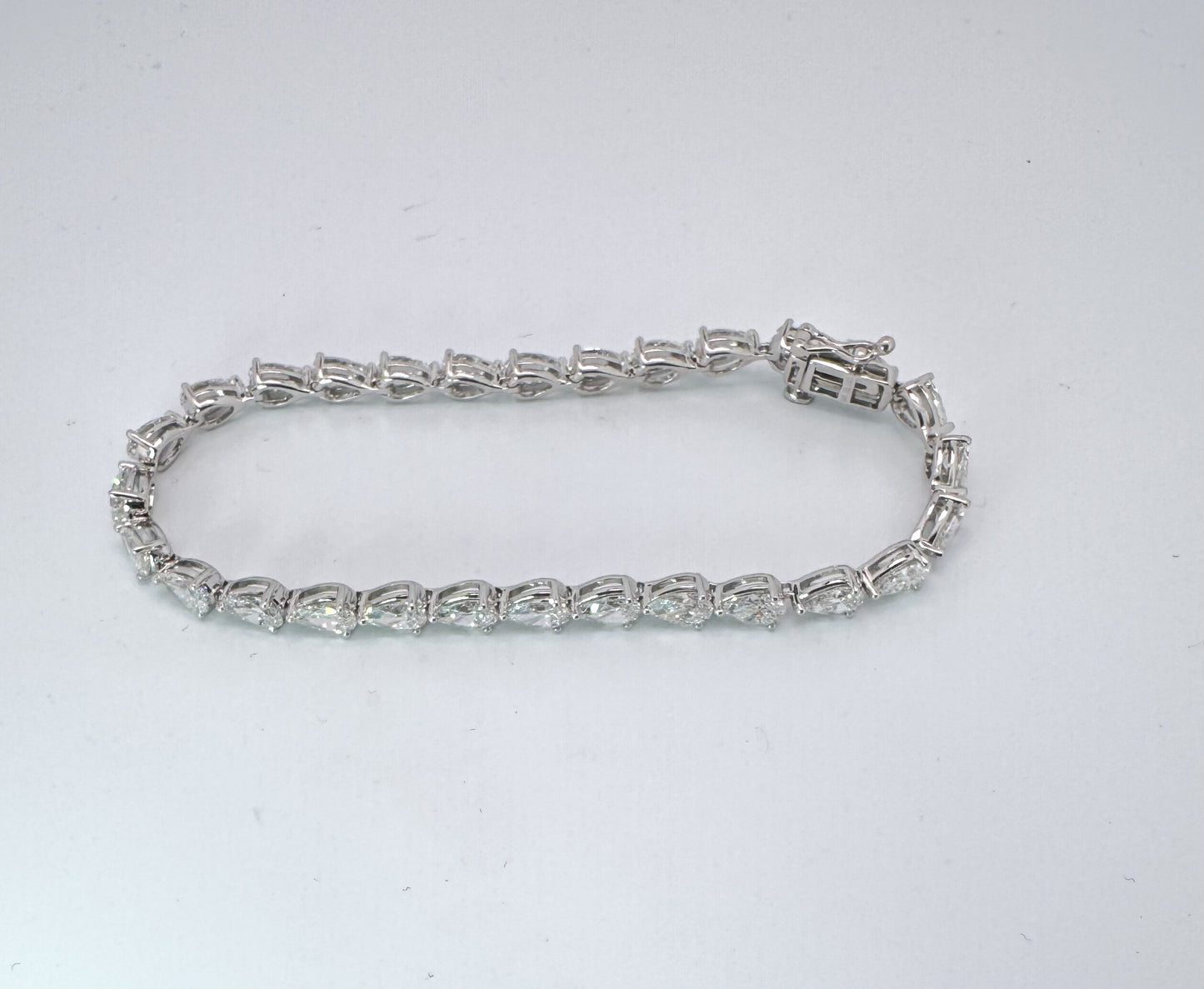 14kw 9.24 carat Lab grown, pear shaped diamond tennis bracelet.